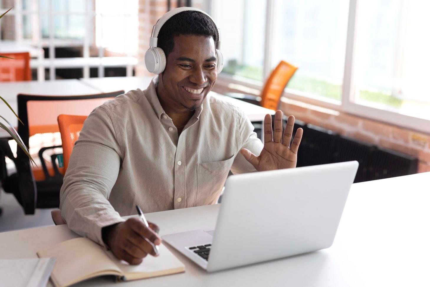 Person arbeitet an Laptop mit Finanzunterlagen