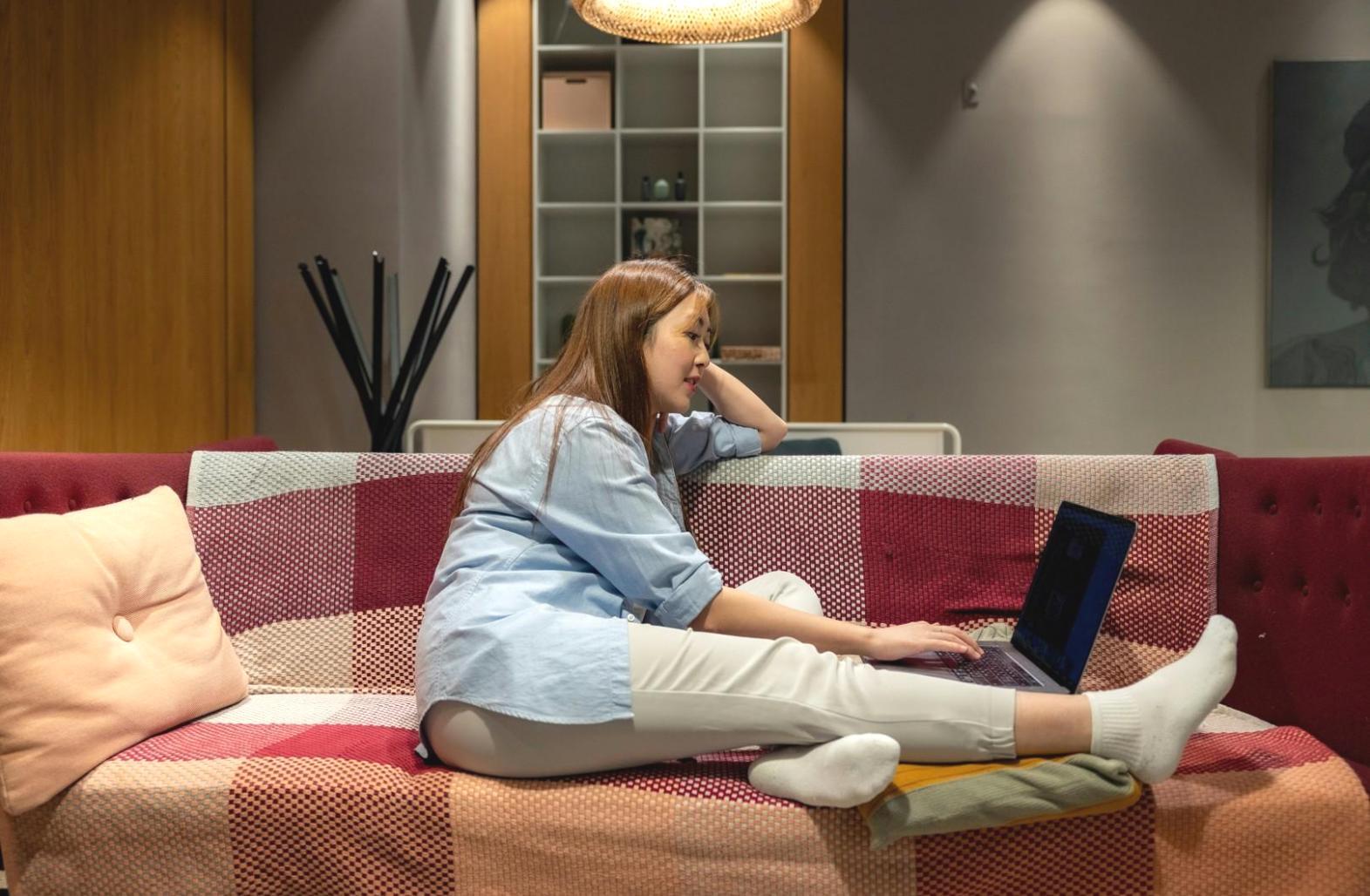 Arbeitsplatz mit modernem Laptop und Unterlagen
